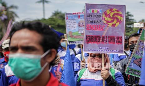 Buruh membawa poster saat berunjuk rasa di halaman kantor Pemerintah Kota Tangerang, Banten, Kamis (24/2/2022). Dalam aksi tersebut mereka menuntut dan menolak Permenaker Nomor 2 Tahun 2022 tentang Jaminan Hari Tua (JHT) serta persyaratan pencairan dana JHT pada usia 56 tahun yang dianggap memberatkan bagi kalangan pekerja.