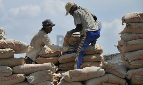 Buruh mengangkat semen untuk dimasukkan ke kapal di pelabuhan Sunda Kelapa, Jakarta, Selasa (5/8).(Republika/Prayogi)