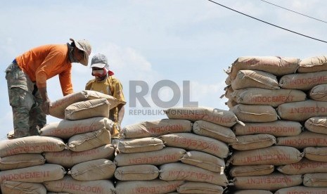 Buruh mengangkat semen untuk dimasukkan ke kapal di pelabuhan Sunda Kelapa, Jakarta, Selasa (5/8).(Republika/Prayogi)