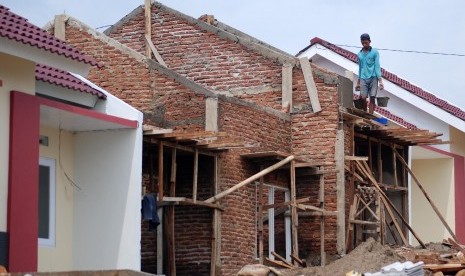 Buruh mengerjakan pembangunan rumah bersubsidi di salah satu perumahan di Ungaran Timur, Kabupaten Semarang, Jawa Tengah, Senin (29/2).