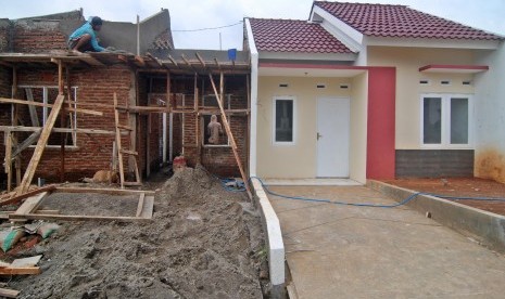 Buruh mengerjakan pembangunan rumah bersubsidi di salah satu perumahan di Ungaran Timur, Kabupaten Semarang, Jawa Tengah, Senin (29/2).