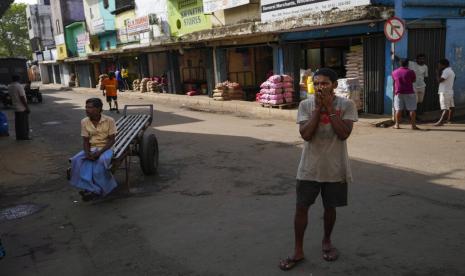 Buruh menunggu untuk mendapatkan pekerjaan di pasar grosir di Kolombo, Sri Lanka, Minggu, 26 Juni 2022. Warga Sri Lanka telah mengalami kekurangan makanan, bahan bakar, dan kebutuhan lainnya selama berbulan-bulan karena cadangan devisa negara yang semakin menipis dan utang yang menumpuk, diperparah oleh pandemi dan masalah jangka panjang lainnya.