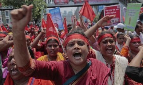 Buruh pabrik garmen Bangladesh meneriakkan slogan saat berpartisipasi dalam peringatan Hari Buruh Internasional (May Day) di Dhaka, Ahad, 1 Mei 2016.