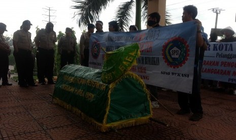 Buruh serahkan keranda jenazah ke DPRD Kota Bekasi, Senin (17/6)