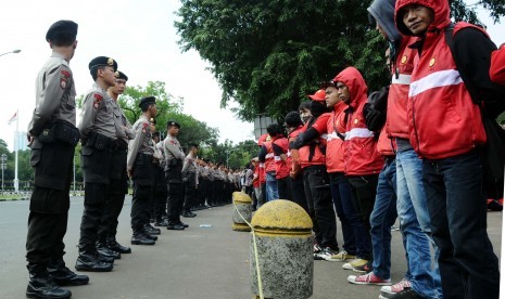 Buruh tergabung dalam komite Perjuangan Rakyat melakukan unjuk rasa didepan istana Merdeka, Jakarta, rabu (25/6). 