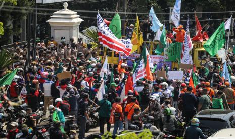 Buruh yang tergabung dalam Federasi Serikat Pekerja dan Serikat Buruh berunjuk rasa di depan Kantor Pemerintah Kota Depok, Depok, Jawa Barat, Kamis (15/9/2022). Mereka menuntut pemerintah menurunkan harga bahan bakar minyak (BBM), menaikkan upah Kota Depok 2023 sebesar 15 persen dan batalkan UU Cipta Kerja Omnibus Law. 