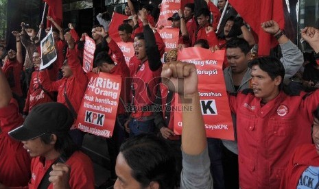 Buruh yang tergabung dalam Konfederasi Serikat Nasional beraksi di halaman Gedung KPK, Jakarta, Senin (16/2). (Republika/Agung Supriyanto)