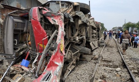 Bus Agra Mas Nopol T 7915 DC yang tertabrak KA Argo Parahyangan di perlintasan Warung Bambu, Karawang, mengalami kerusakan yang cukup parah, Senin (26/8). 