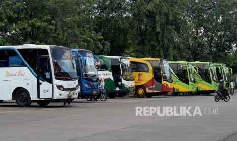 Bus AKAP menunggu penumpang di terminal. ilustrasi