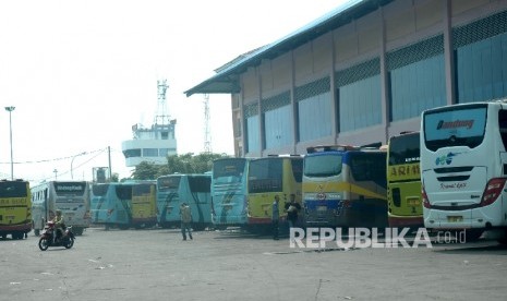 Bus angkutan antar provinsi menunggu penumpang di Terminal Bus Merak, Banten, Selasa (21/6). (Republika/ Wihdan)