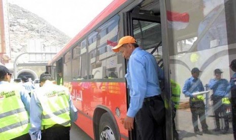 Bus angkutan jamaah haji menuju Masjidil Haram