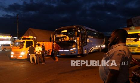 Bus angkutan penumpang tertahan di Pelabuhan ketapang, Banyuwangi, Jawa Timur, Rabu (14/7/2021). Pelabuhan penyeberangan Ketapang-Gilimanuk dan sebaliknya mulai Rabu 14 Juli tidak melayani penumpang pejalan kaki, bus dan kendaraan pribadi pada malam hari selama masa PPKM Darurat untuk membatasi pergerakan penumpang Jawa-Bali pada masa pandemi COVID-19.