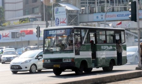 Bus angkutan umum Kopaja melintas di Kawasan Bundaran HI, Jakarta, Jumat (18/9).