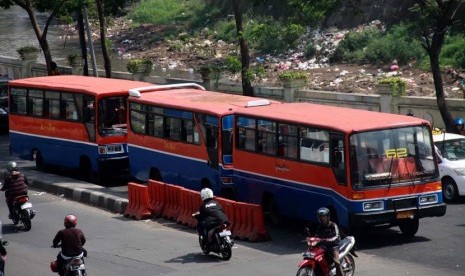 Bus angkutan umum parkir di Terminal Manggarai, Jakarta Pusat, Selasa (3/6).