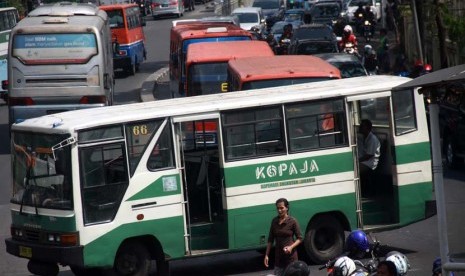 Bus angkutan umum parkir di Terminal Manggarai, Jakarta Pusat, Selasa (3/6).