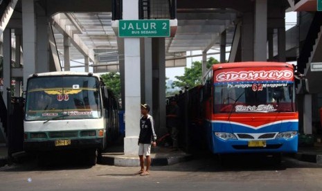 Bus angkutan umum parkir di Terminal Manggarai, Jakarta Pusat, Selasa (3/6).