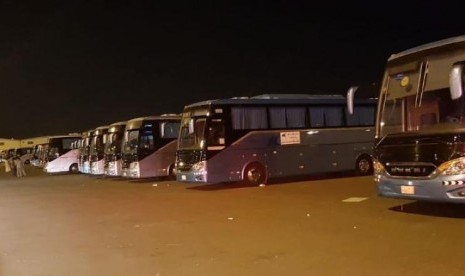 Bus angkutan umum yang terparkir di pinggiran kota Makka. Mereka akan mengangkut peziarah setelah mobil pribadi tak boleh memasuki kota Makkah. Sarana ini dimulai pada Ramadhan 2018.