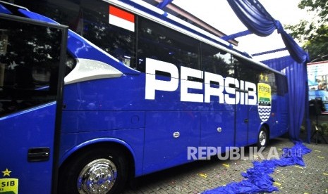  Bus baru Persib Bandung yang terparkir di halaman Graha Persib, Jalan Sulanjana, Kota Bandung, Jumat (2/6).