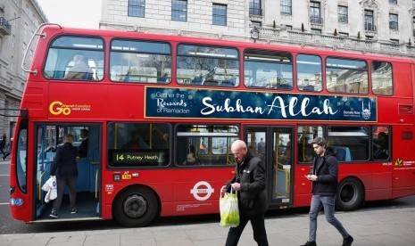 Bus-bus di Inggris memajang iklan Islamic Relief yang bertuliskan Subhana Allah