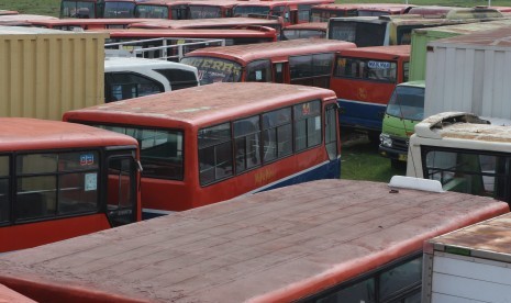 Bus-bus Metromini yang terkena razia Dinas Perhubungan DKI Jakarta dan dikandangkan di Pul Rawa Buaya, Jakarta, Minggu (20/12). 