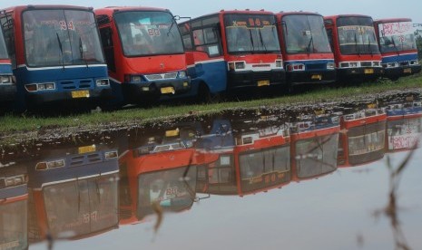 Bus-bus Metromini yang terkena razia Dinas Perhubungan DKI Jakarta dan dikandangkan di Pul Rawa Buaya, Jakarta, Minggu (20/12).