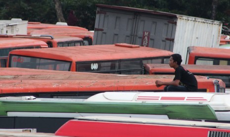 Bus-bus Metromini yang terkena razia Dinas Perhubungan DKI Jakarta dan dikandangkan di Pul Rawa Buaya, Jakarta, Minggu (20/12). 