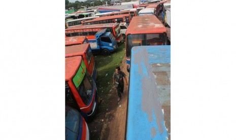 Bus-bus Metromini yang terkena razia Dinas Perhubungan DKI Jakarta dan dikandangkan di Pul Rawa Buaya, Jakarta, Minggu (20/12). 