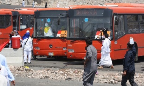 Bus-bus pengangkut jamaah Indonesia ini sudah mendapat upgrade (peningkatan kualitas) antara lain fasilitas toilet dan tersedia air wudhu. 