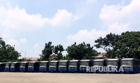 Bus-bus Transjakarta yang terparkir di PT Mayasari Bhakti, Jakarta Timur, saat disambangi, Kamis (20/4) pagi.