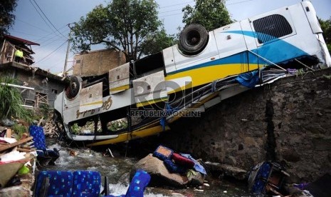  Bus Giri Indah yang mengalami kecelakaan di Desa Tugu, Cisarua, Bogor, Jabar, Rabu (21/8). (Republika/Edwin Dwi Putranto)