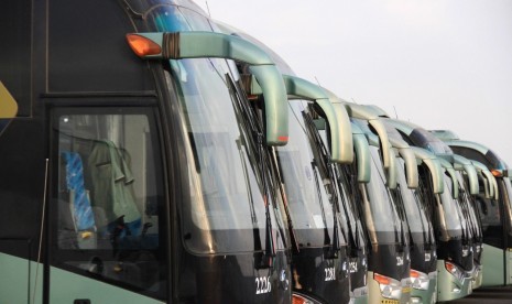 Bus jamaah haji Indonesia yang mengantar jamaah dari Madinah menuju Makkah.