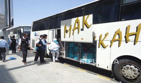 Bus jamaah umroh siap mengantar jamaah dari Madinah menuju Makkah, Arab Saudi. (ilustrasi)