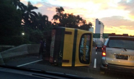 Bus Koantas Bima terguling