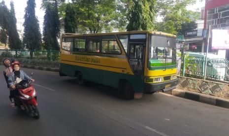 Bus Koantas di kolong flyover Ciputat, Kota Tangsel, Sabtu (8/8).