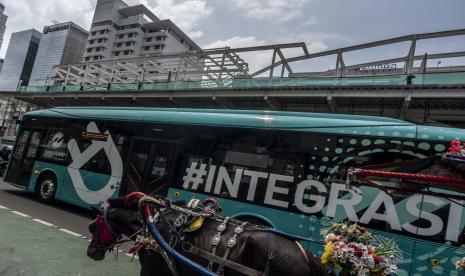 Bus Listrik Transjakarta melintas di Jalan MH Thamrin, Jakarta (ilustrasi). PT TransJakarta membantu pengelolaan transportasi umum dengan sistem Bus Rapid Transit (BRT) di Bandung Raya.