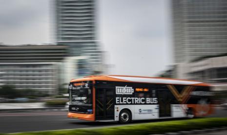 Bus Listrik Transjakarta melintas di kawasan Bundaran HI, Jakarta. (ilustrasi)