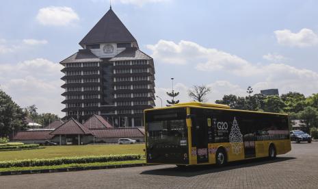 Bus listrik UI melaju saat uji coba di kawasan Balai Sidang Univeritas Indonesia, Depok, Jawa Barat, Jumat (10/6/2022). 