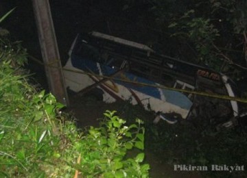 Bus Maju Jaya yang jatuh ke dalam jurang sedalam 10 meter di Sumedang