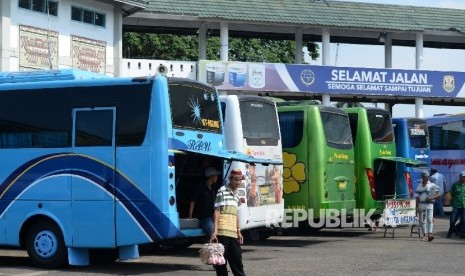 Bus menunggu penumpang di Terminal Bus Rajabasa, Lampung (ilustrasi)