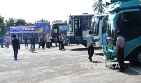 Bus menunggu penumpang di Terminal Bus Rajabasa, Lampung, Rabu (22/6).  (Republika/ Wihdan)