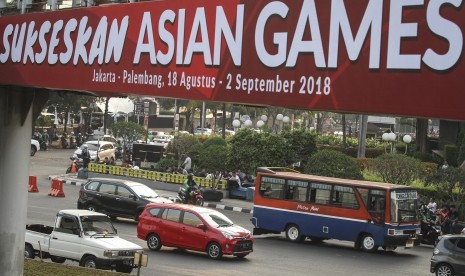 Bus Metromini melintas di kawasan Bunderan HI, Jakarta, Selasa (24/7).