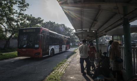 Bus Metrotrans gratis melintas di Halte Taman Margasatwa Ragunan di Jakarta, Sabtu (15/5/2021). PT Transjakarta menyediakan armada gratis untuk pengunjung Taman Margasatwa Ragunan dengan rute SMKN 57 Jakarta-Ragunan PP yang bertujuan untuk mencegah kemacetan menuju ke kawasan wisata tersebut selama periode libur lebaran 2021