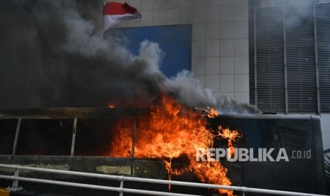 Bus milik Brimob terbakar di kawasan Slipi, Jakarta Barat, Rabu (22/5/2019). 