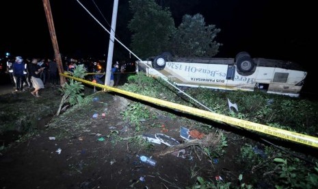 Bus Pariwisata B 7529 XB yang membawa pelajar SMA Al-Huda, Cengkareng, Jakarta Barat, terguling di Tanjakan Emen, Subang, Selasa(17/6)