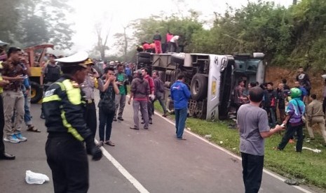 Bus Pariwisata Nopol F 7959 AA, mengalami kecelakaan di Tanjakan Emen, Kampung Cicenang, Desa/Kecamatan Ciater, Subang, Sabtu (10/2). Dikabarkan 10 warga meninggal dunia akibat kecelakaan tersebut. 