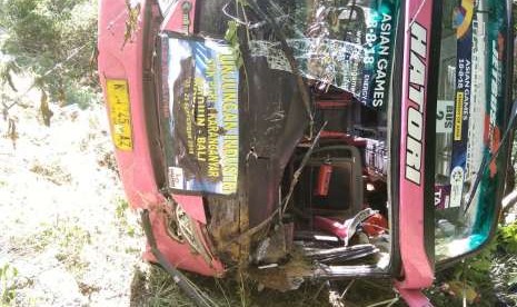 Bus pariwisata PO. Suka Damai yang terjun ke jurang sedalam 10 meter di Jalan Sarangan, Cemorosewu, tepatnya di tikungan atas Mojosemi Kecamatan Plaosan, Kabupaten Magetan, Selasa (25/9)