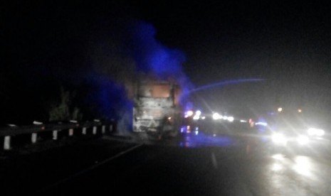 Bus PO Haryanto terbakar di km 193 tol Palikanci, Kabupaten Cirebon, Jawa Barat, Jumat (23/12). 