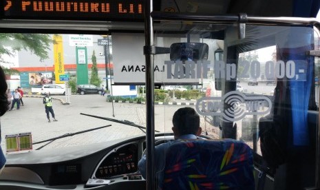 Bus premium dengan tarif Rp 20 ribu yang disediakan pemerintah dilengkapi fasilitas wifi dan  listrik, Senin (12/3).