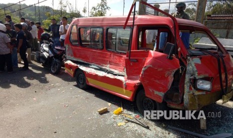 Bus Primajasa jurusan Garut-Bekasi dengan Nopol B 7095 YL, menabrak angkot dan lima sepeda motor di Jl Basuki Rahmat, Kabupaten Purwakarta, Senin (13/3). Tabrakan ini, diduga akibat rem blong.