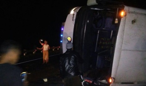 Bus rombongan massa aksi umat Islam dari Solo terguling di Tol Cipali, Kamis (3/11).